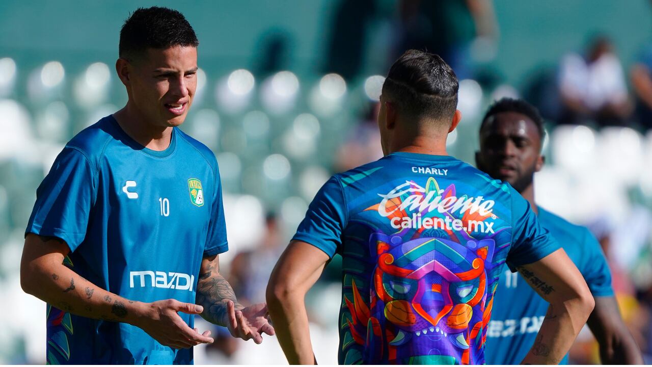 James Rodríguez hablando con Andrés Guardado en León