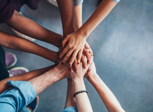 La sororidad no se limita a compartir experiencias o brindar consuelo. Es un compromiso activo para luchar contra las inequidades que afectan a las mujeres en el sector salud, tanto en su rol de pacientes como de profesionales.