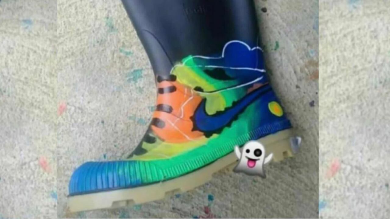De ‘burla a las víctimas’ califican la publicación de J Balvin de una bota pantanera con diseño de colores