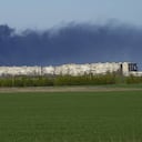 El humo se eleva desde el combinado metalúrgico Azovstal en Mariupol, en el territorio bajo el gobierno de la República Popular de Donetsk, en el este de Ucrania, el viernes 29 de abril de 2022. Esta foto fue tomada durante un viaje organizado por el Ministerio de Defensa ruso. Foto: AP.