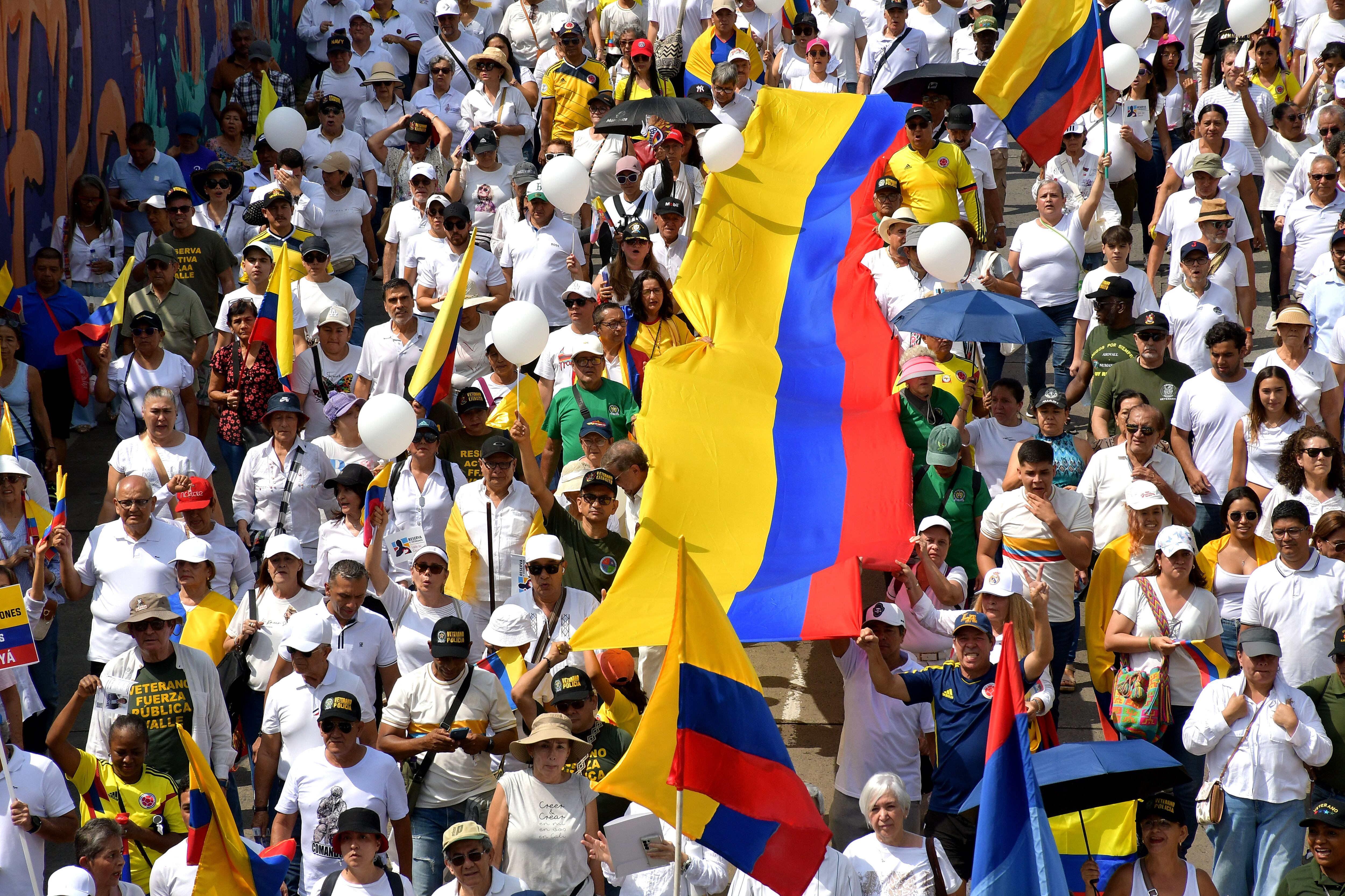 Este domingo 15 de junio, Cali se suma a otras 22 ciudades del país en la Marcha del Silencio, una movilización nacional convocada como respuesta al atentado sufrido por el senador Miguel Uribe Turbay y como rechazo a la creciente ola de violencia en Colombia. Fotos Raúl Palacios / El País.