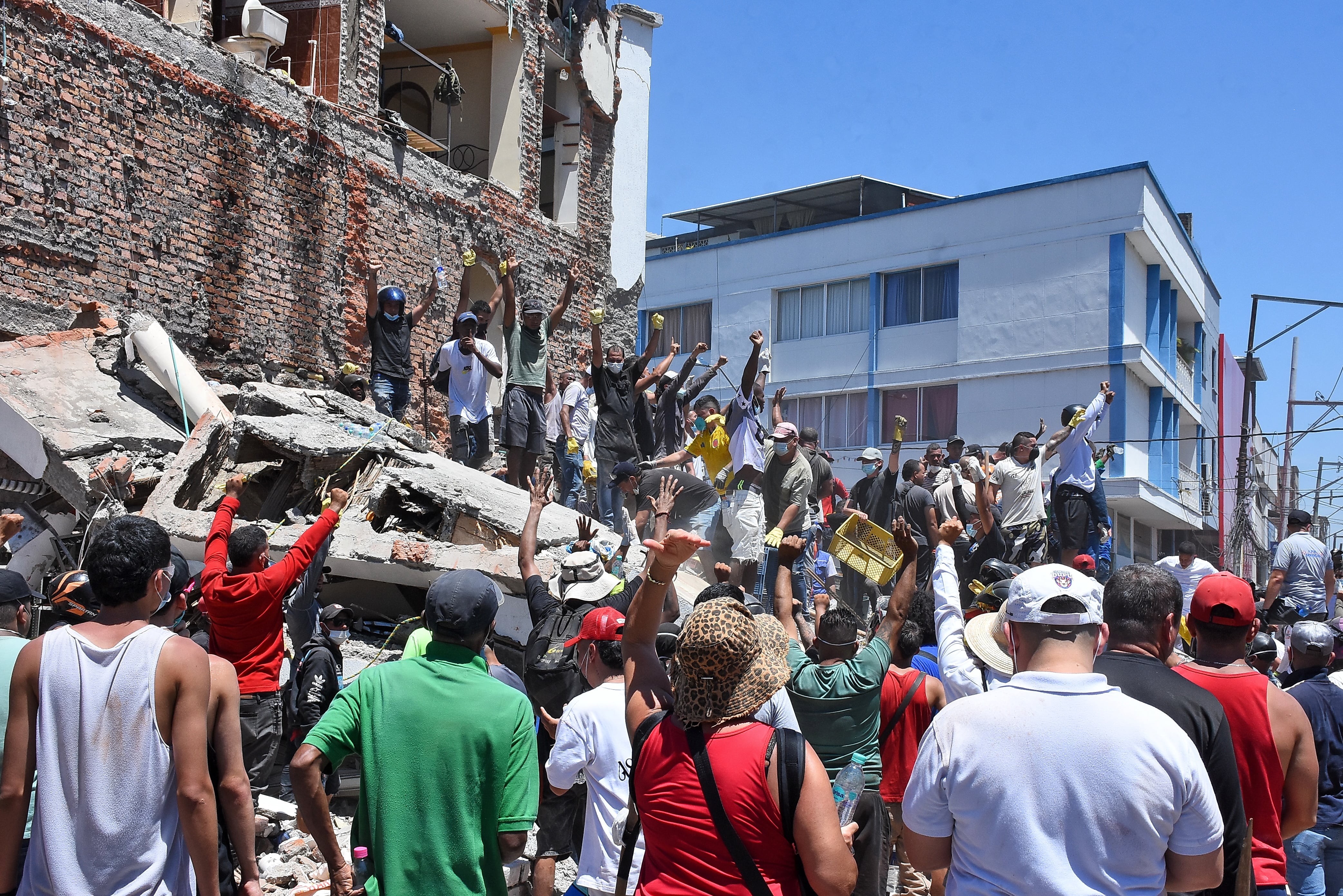 Terremoto en Cali, Colapso de infraestructura en diferentes lugares de la ciudad. Clínica de Colores, DESA, Galería Alameda, Edificaciones sobre la avenida roosvelt y al frente del coliseo de Hockey Miguel Calero.