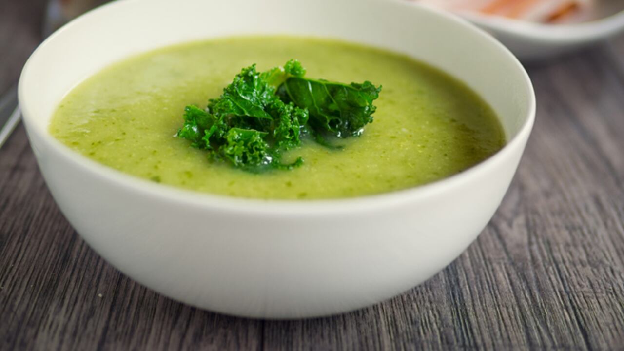 La sopa de apio y cebolla ayuda a limpiar el organismo, lo cual es fundamental para eliminar líquidos y toxinas del cuerpo que podrían resultar perjudiciales.