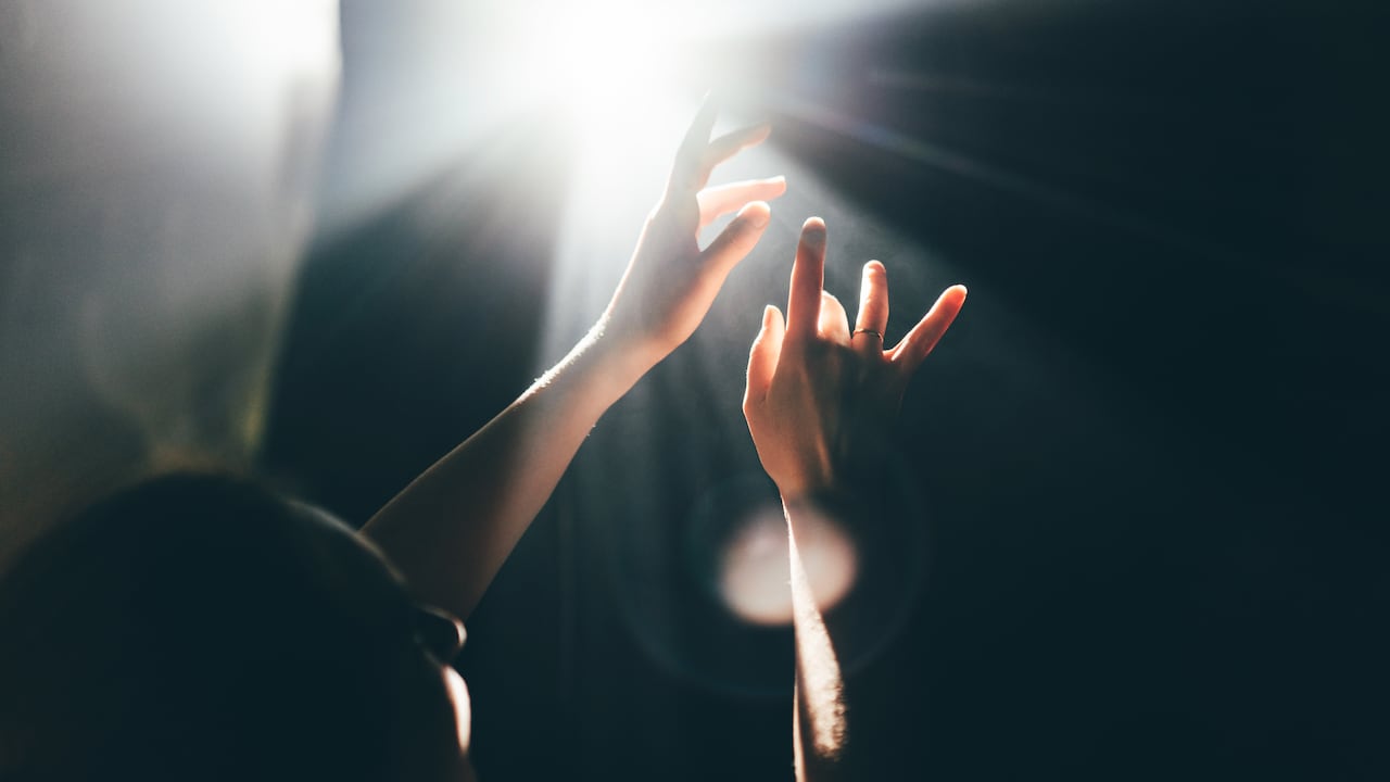 Lo más habitual es el encuentro con seres queridos ya fallecidos, como familiares cercanos, parejas o incluso mascotas.