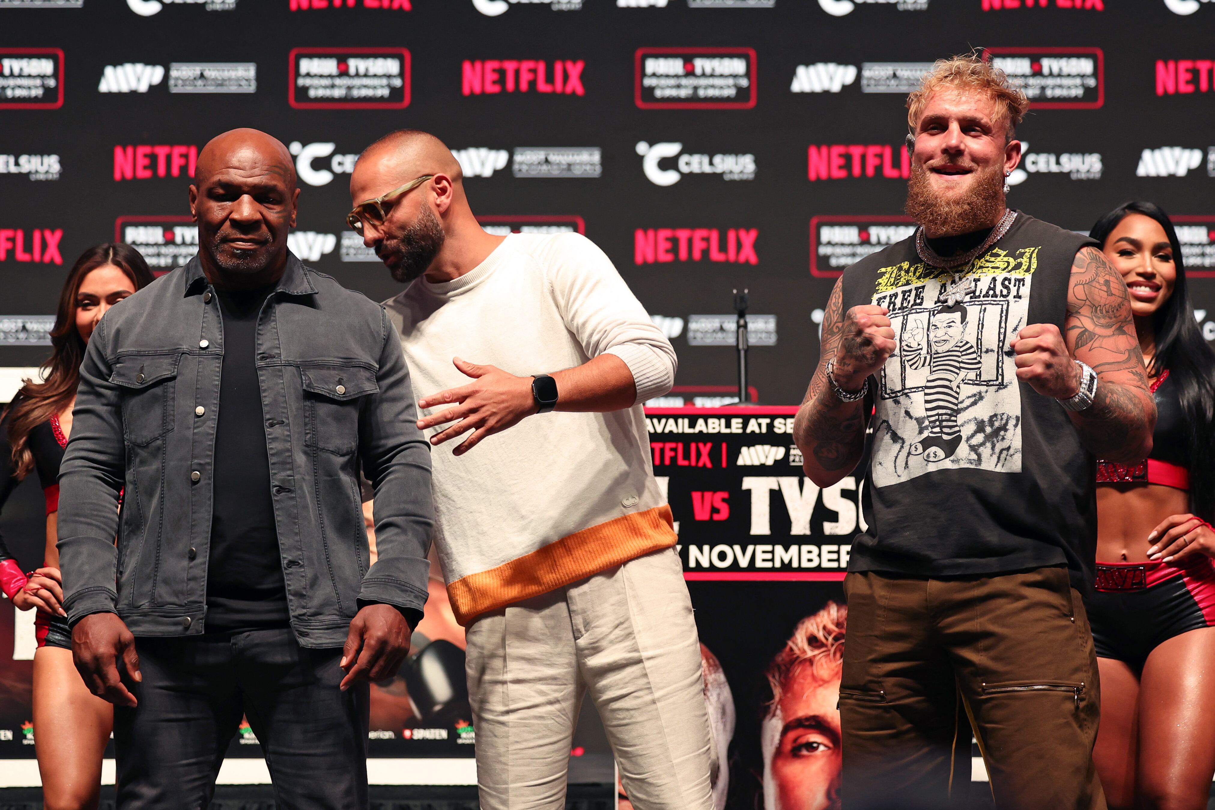 Mike Tyson, Nakisa Bidarian y Jake Paul asisten a la conferencia de prensa de EN VIVO por Netflix.