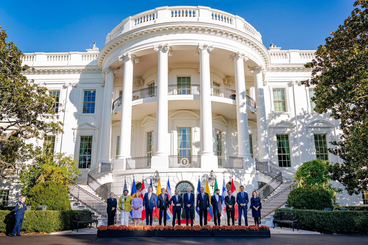 Líderes del hemisferio occidental, de izquierda a derecha, la Secretaria de Relaciones Exteriores Alicia Bárcena de México, la Primera Ministra Mia Mottley de Barbados, la Presidenta Dina Boluarte de Perú, el Presidente Rodrigo Chaves Robles de Costa Rica, el Presidente Guillermo Lasso de Ecuador, el Presidente Luis Lacalle Pou de Uruguay, El presidente Joe Biden, el presidente Luis Abinader de la República Dominicana, el presidente Gabriel Boric de Chile, el presidente Gustavo Petro de Colombia, el primer ministro Justin Trudeau de Canadá y la ministra de Relaciones Exteriores Janaina Tewaney de Panamá posan para fotografías en el Pórtico Sur para la inauguración de la Asociación de las Américas. Cumbre de Líderes para la Prosperidad Económica en la Casa Blanca, el viernes 3 de noviembre de 2023, en Washington.