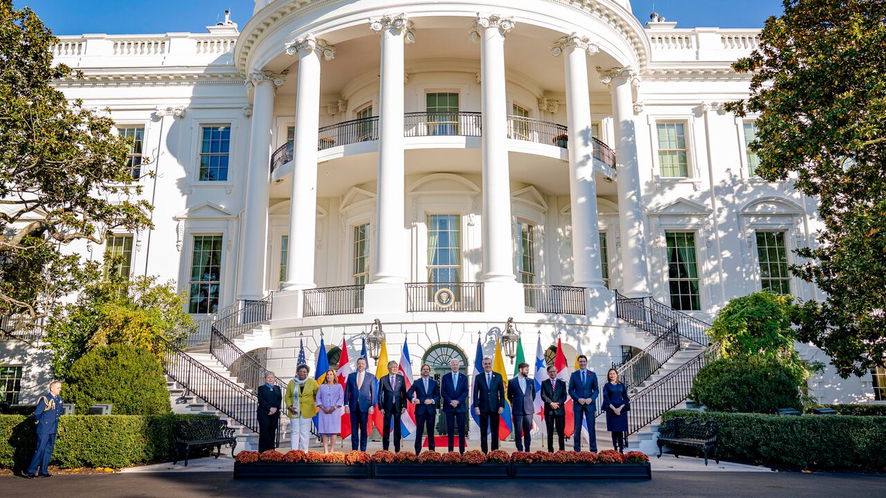 Líderes del hemisferio occidental, de izquierda a derecha, la Secretaria de Relaciones Exteriores Alicia Bárcena de México, la Primera Ministra Mia Mottley de Barbados, la Presidenta Dina Boluarte de Perú, el Presidente Rodrigo Chaves Robles de Costa Rica, el Presidente Guillermo Lasso de Ecuador, el Presidente Luis Lacalle Pou de Uruguay, El presidente Joe Biden, el presidente Luis Abinader de la República Dominicana, el presidente Gabriel Boric de Chile, el presidente Gustavo Petro de Colombia, el primer ministro Justin Trudeau de Canadá y la ministra de Relaciones Exteriores Janaina Tewaney de Panamá posan para fotografías en el Pórtico Sur para la inauguración de la Asociación de las Américas. Cumbre de Líderes para la Prosperidad Económica en la Casa Blanca, el viernes 3 de noviembre de 2023, en Washington.
