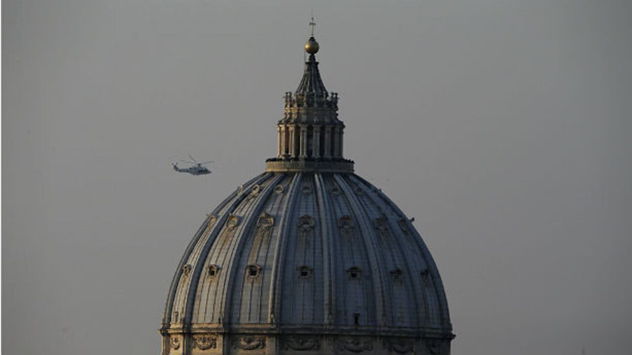 Benedicto XVl viaja del Vaticano rumbo a Castel Gandolfo.