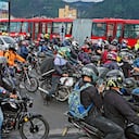 La alcaldesa Claudia López restringió al parrillero en moto e incluso se atrevió a señalar que los delincuentes no roban ni matan en patineta, pero sí en motocicleta. Esta estigmatización llevó a que los motociclistas se volcaran a las calles, provocando caos en la movilidad.