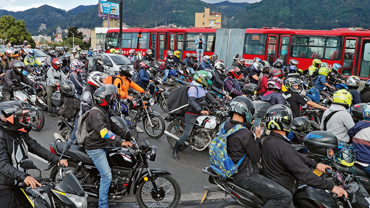 En su momento, la alcaldesa Claudia López restringió al parrillero en moto e incluso se atrevió a señalar que los delincuentes no roban ni matan en patineta, pero sí en motocicleta.