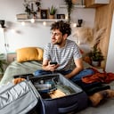 Joven viajero alistando su equipaje