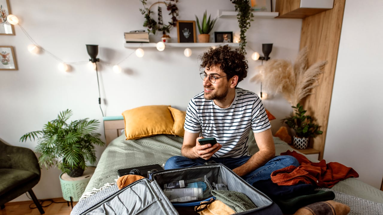 Joven viajero alistando su equipaje