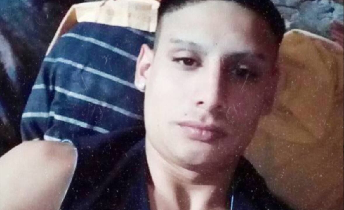 El hombre murió después de quedar atrapado en las rejas de una ventana.