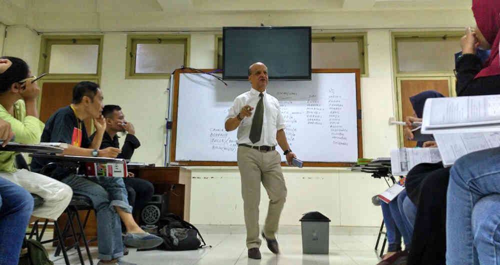 El profesor Santiago González en una de sus clases.