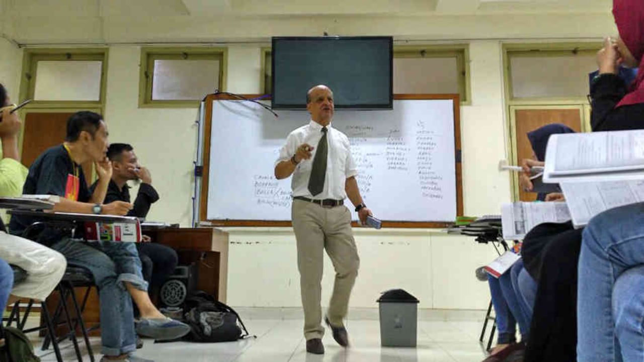 El profesor Santiago González en una de sus clases.
