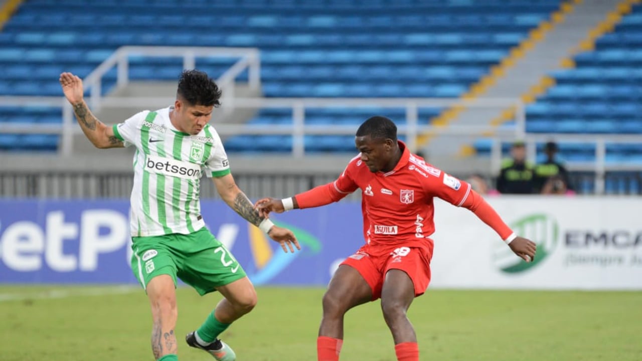 Jorman Campuzano y Jhon Tilman Palacios disputando la pelota.