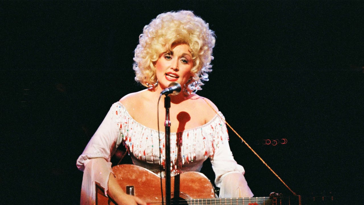 Dolly Parton en el escenario del Dominion Theatre, el 29 de marzo de 1983 en Londres, Reino Unido.