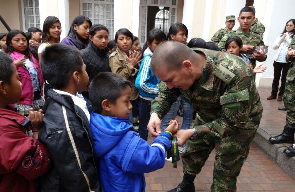 Las manillas de seguridad fueron puestas por parte de los miembros del ejercito a cada menor antes de comenzar sus recorridos por la ciudad.