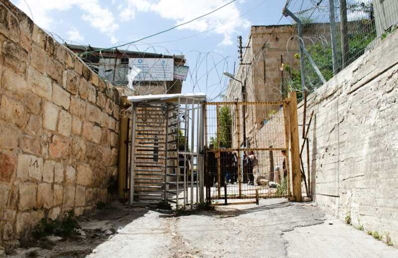En las salidas de las mezquitas también hay check points, como es el caso de la Mezquita de Abraham, en Hebrón. 