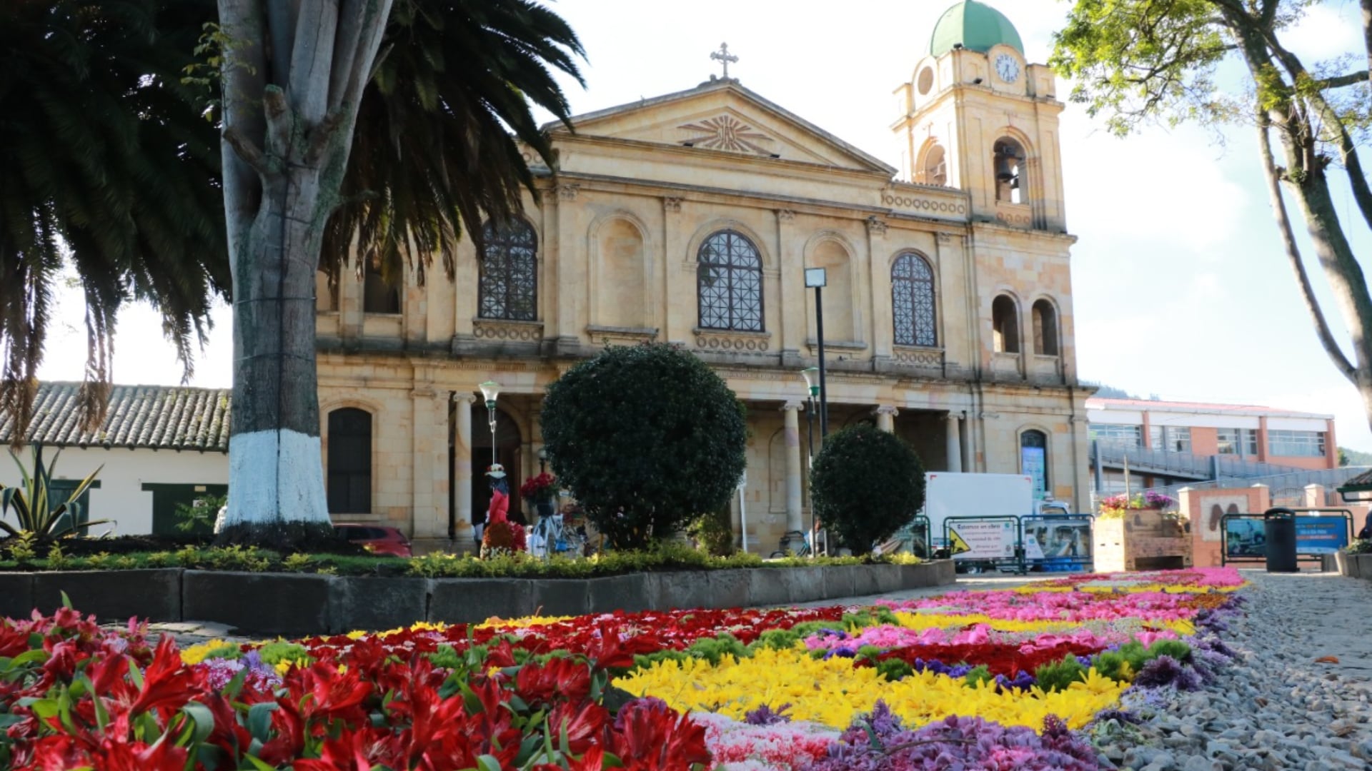 Madrid, es el municipio que más flores produce en Cundinamarca, con más de 45 empresas que emplean a más de 15 mil personas.