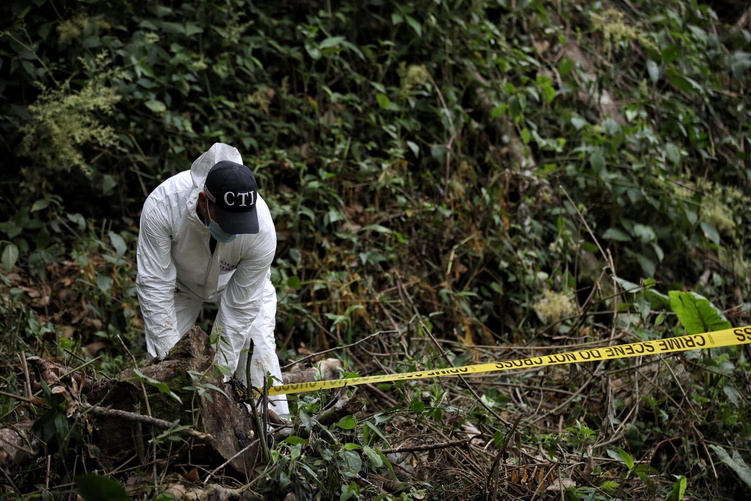 Levantamiento cuerpos y pruebas fiscalía atentado policías Huila