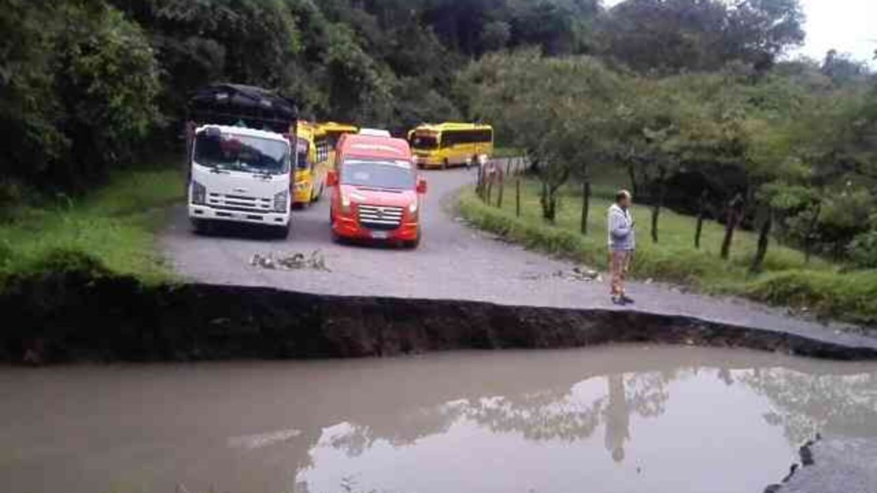 En el sector Puerto Macanal se registró el hundimiento de una alcantarilla. La vía Las Juntas-Macanal está cerrada. Foto: Policía de Boyacá.