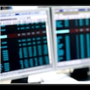 Un trader del mercado de India observa los precios en su pantalla de las acciones de la Bolsa de Mumbai. El precios de las acciones en ese país cerró 3,84% por debajo de su precio de apertura, debido a las preocupaciones por una inflación ocasionada por el recorte de las tasas de interés en Estados Unidos. El ínidce benchmark-30 Sensex cayó 769.48 puntos (3,84%) al cerrar en 19.261,35, la segunda mayor caída registrada en la historia del Sensex.