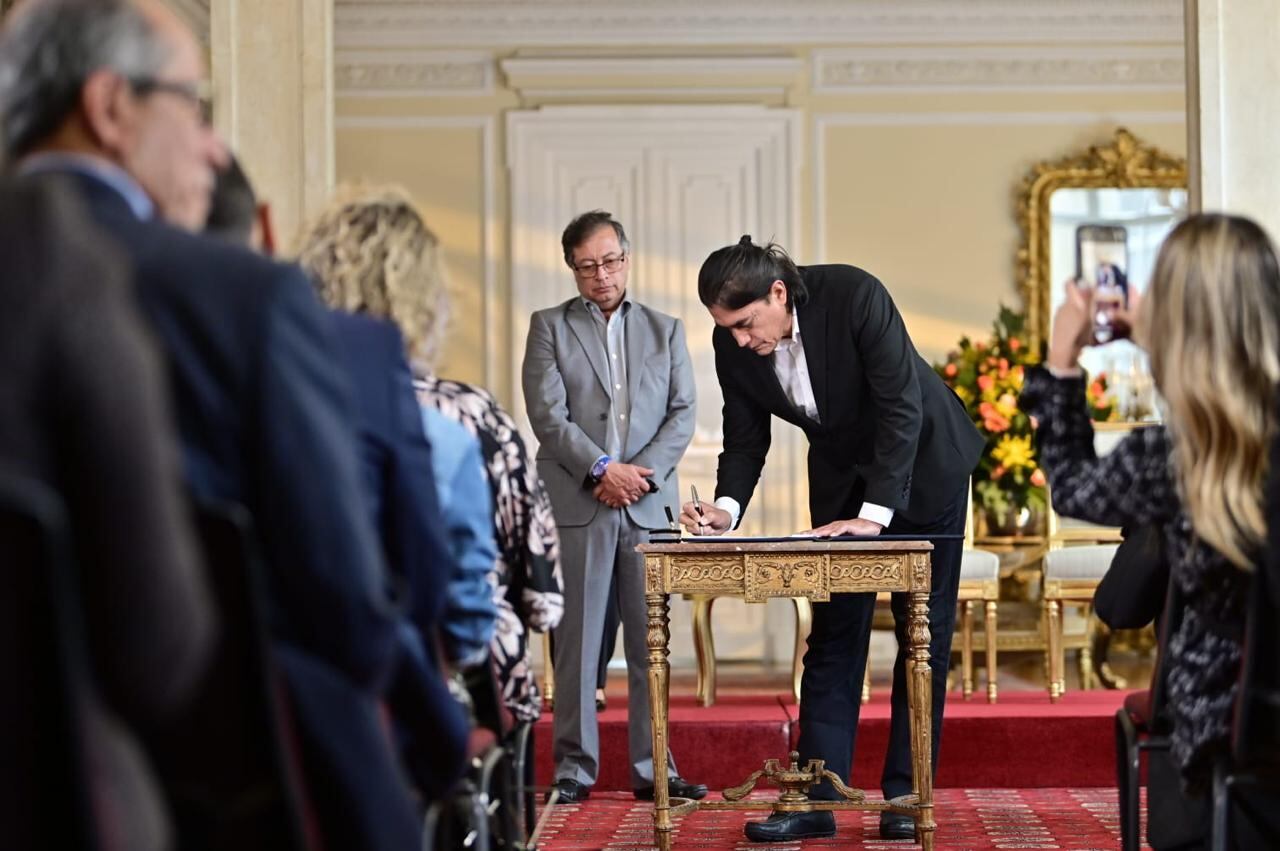 El presidente Gustavo Petro y Gustavo Bolívar asumiendo la dirección del Departamento de Prosperidad Social