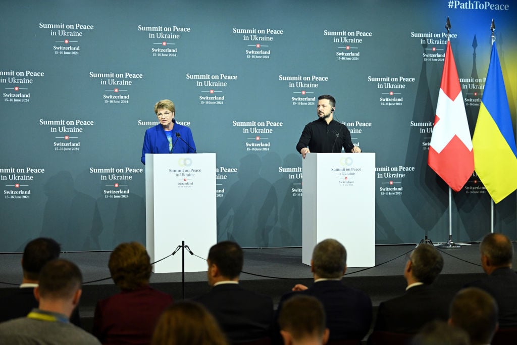 La presidenta suiza Viola Amherd (i) y el presidente ucraniano Volodymyr Zelenskyy (d) hablan durante una conferencia de prensa conjunta dentro de la Cumbre de Paz de Ucrania en Burgenstock, Nidwalden, Suiza.