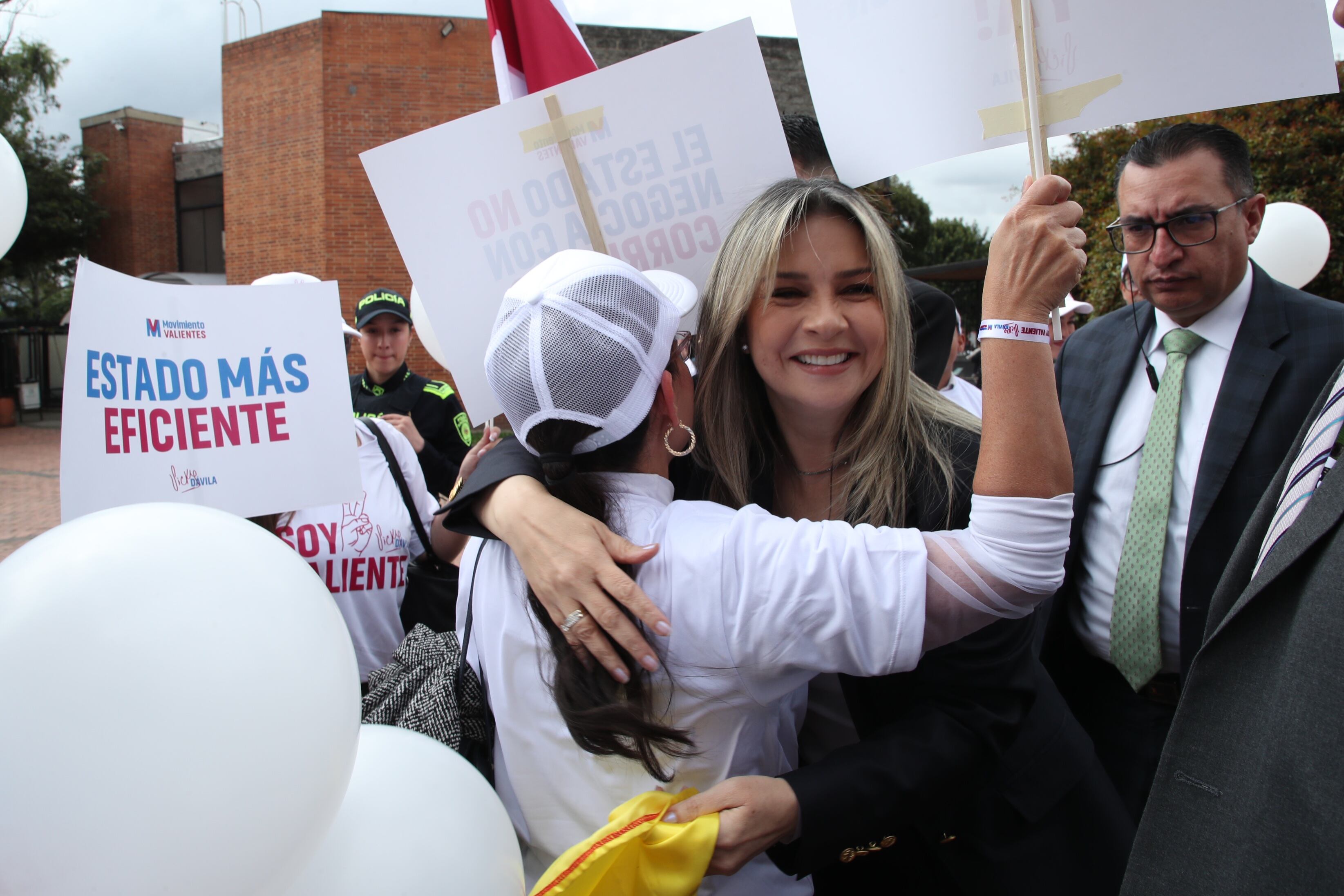 Inscripción de firmas de la precandidata presidencial Vicky Dávila en la Registraduria