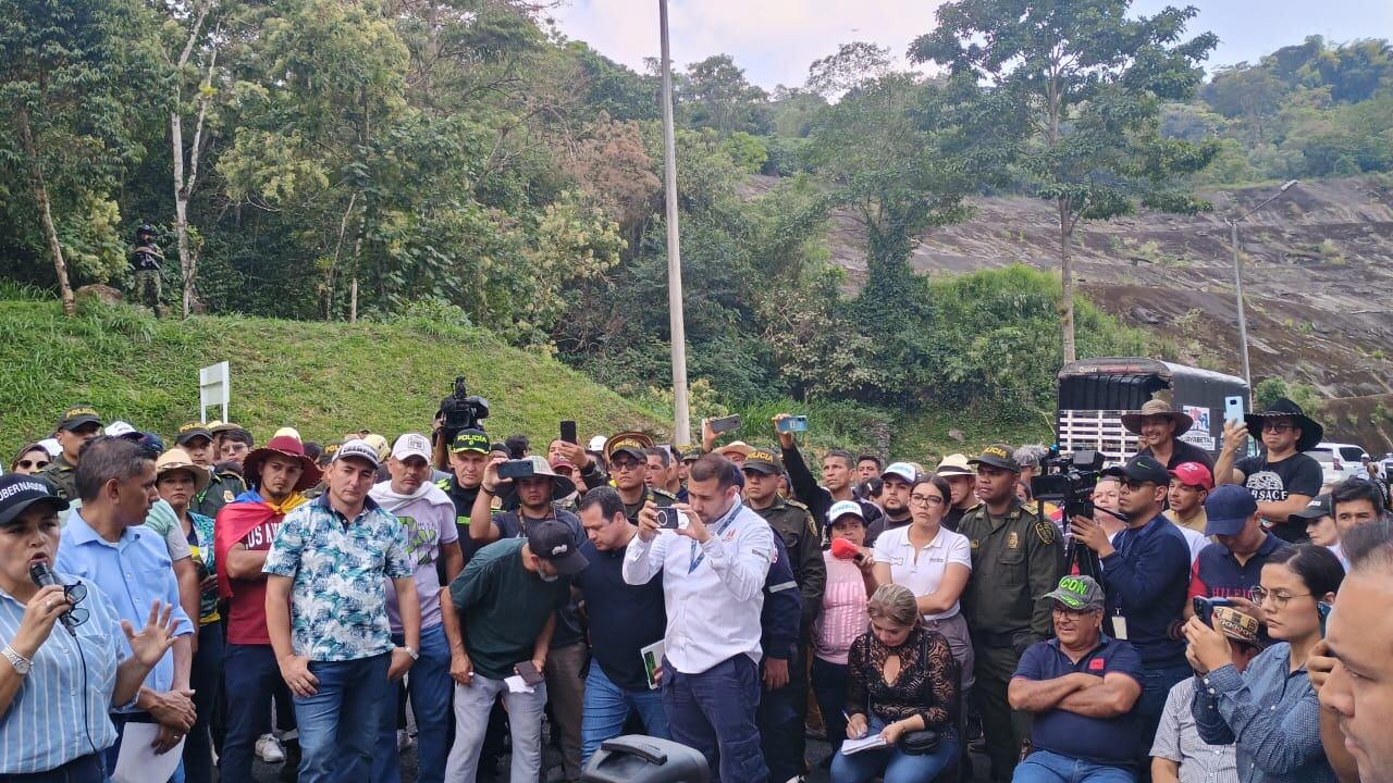 La vía permaneció cerrada durante varias horas.