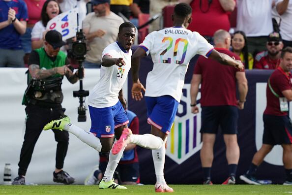 Tim Weah celebra el descuento ante Colombia.