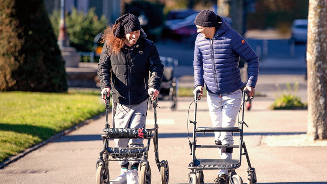Luego de la cirugía, Roccati y los otros dos pacientes en el estudio pudieron pararse y dar un paso con apoyo.