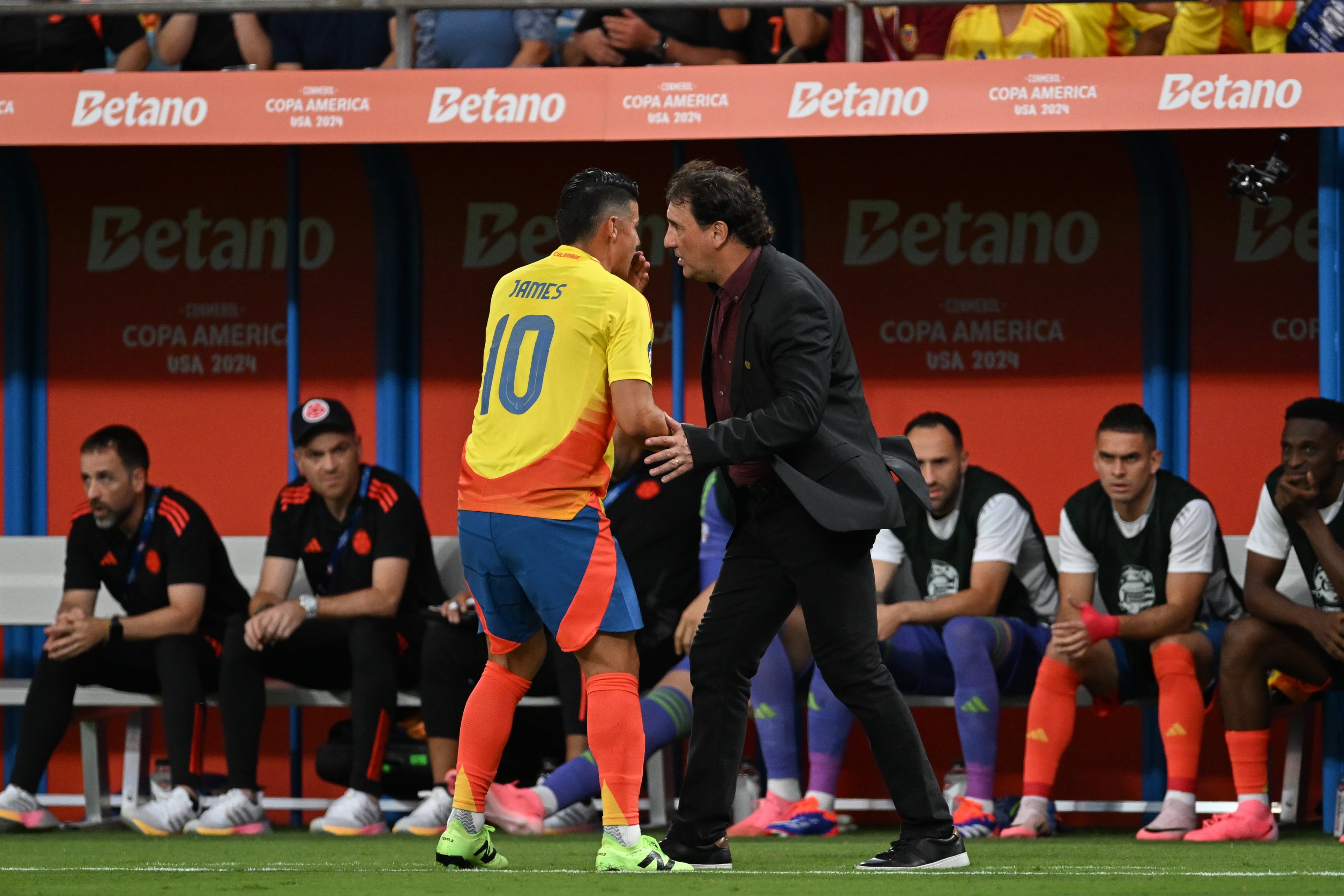 Néstor Lorenzo con James Rodríguez, pieza clave del entrenador argentino en la Selección Colombia.