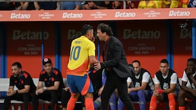 Néstor Lorenzo con James Rodríguez, pieza clave del entrenador argentino en la Selección Colombia.