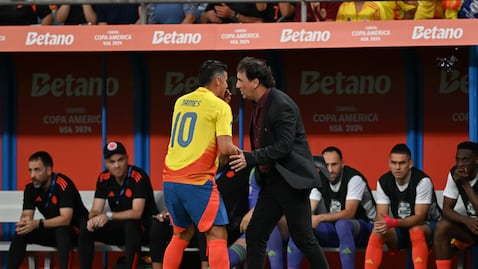Néstor Lorenzo con James Rodríguez, pieza clave del entrenador argentino en la Selección Colombia.