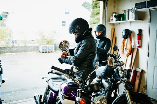 Las prendas para motociclistas están diseñadas para resistir la abrasión y mejorar la visibilidad en carretera.