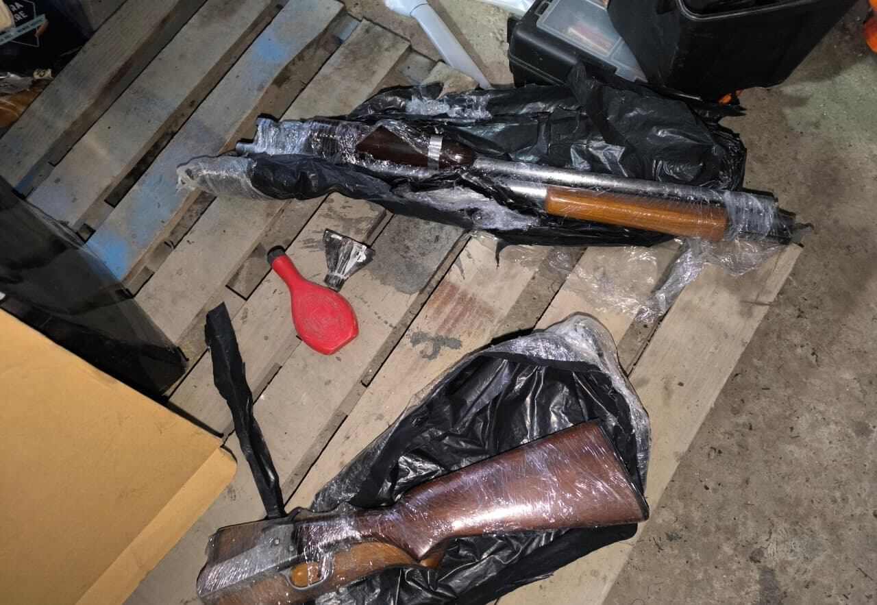 Armas de fuego del ELN encontradas en una fábrica de explosivos en Bogotá.
