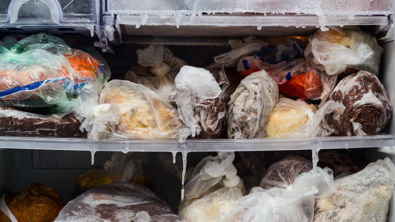 Comida congelada en el congelador.
