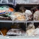 Comida congelada en el congelador.