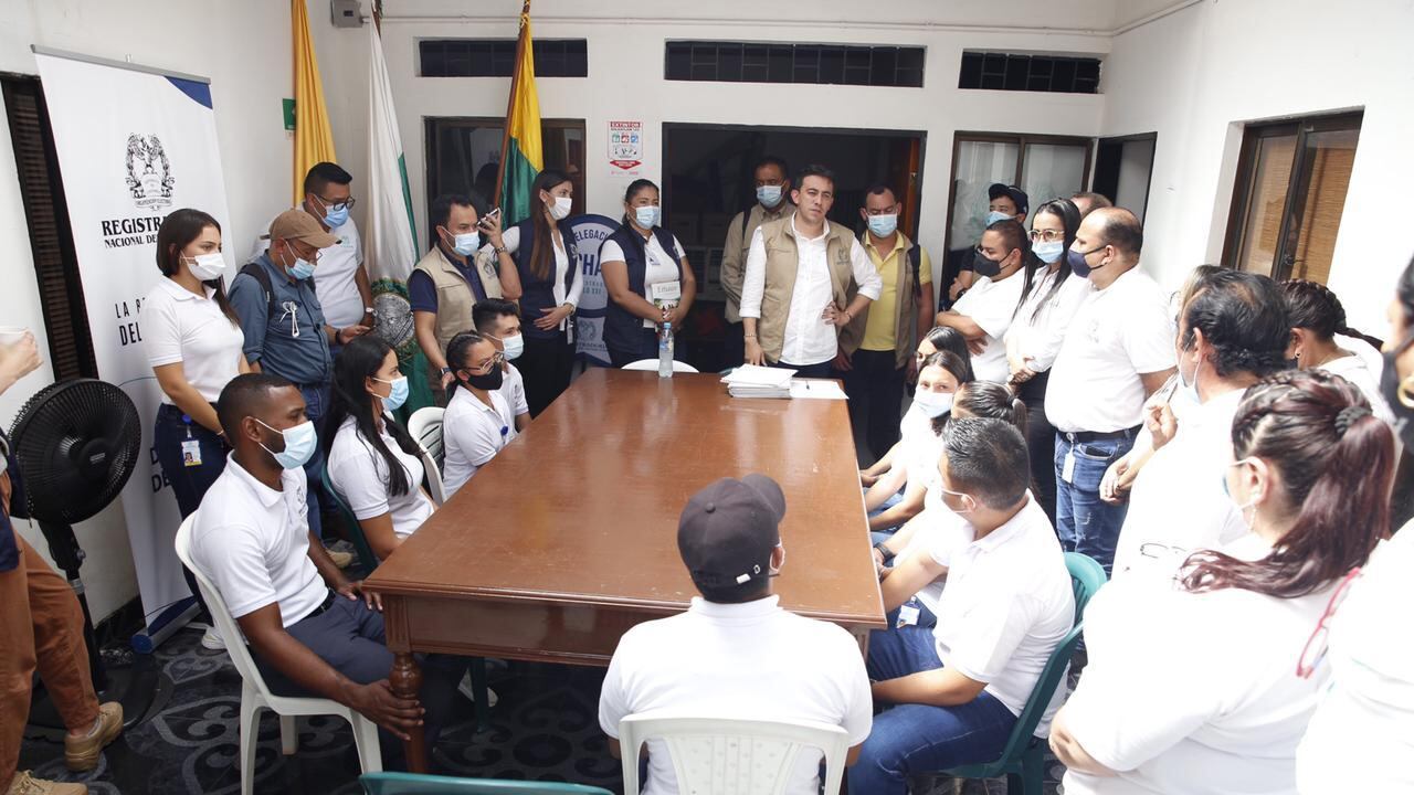 Jóvenes son contratados por la Registraduría