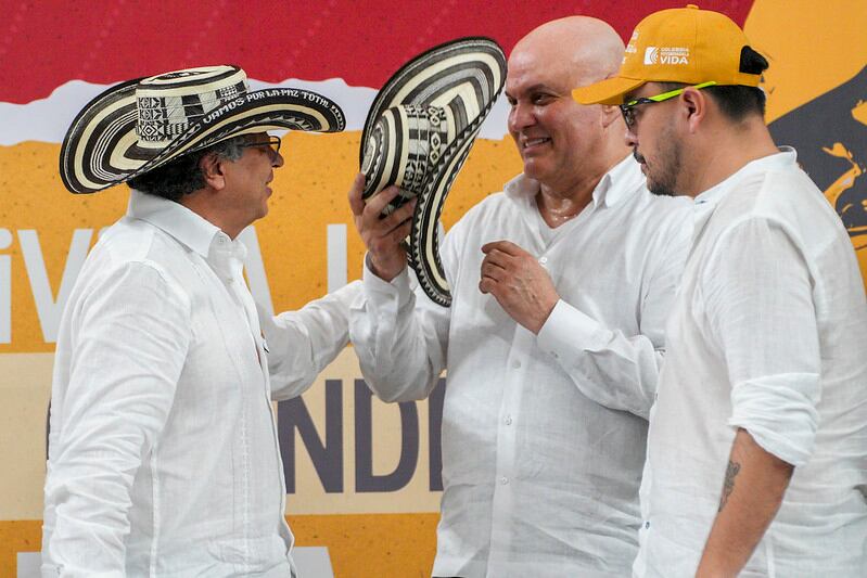 Intercambio de sombreros vueltiaos entre el presidente Gustavo Petro y el ex paramilitar Salvatore Mancuso en Montería Córdoba