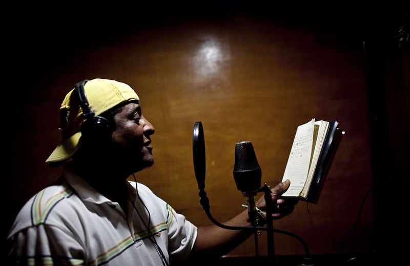 “El Encanto”, reconocido cantante de Champeta, grabando en Mamonal. Foto: Joaquín Sarmiento