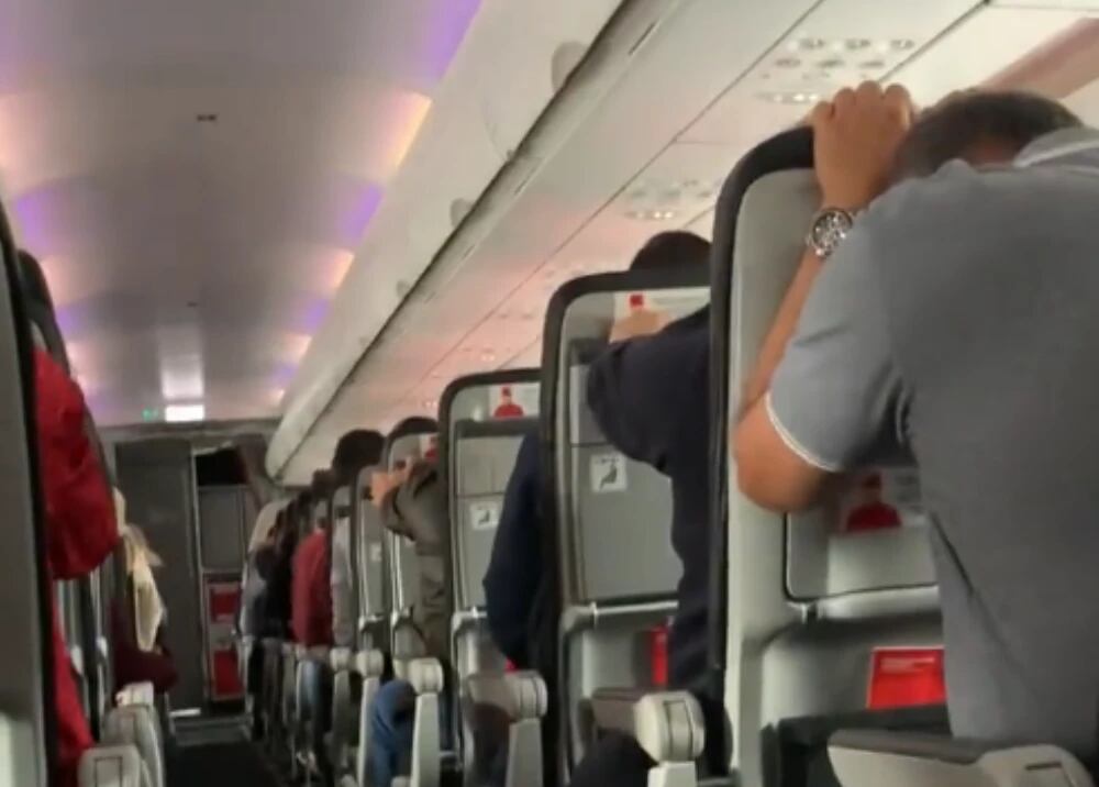 En un video se puede ver a los pasajeros cumpliendo con los procedimientos previstos para estos casos de acuerdo a los protocolos solicitados por la tripulación.