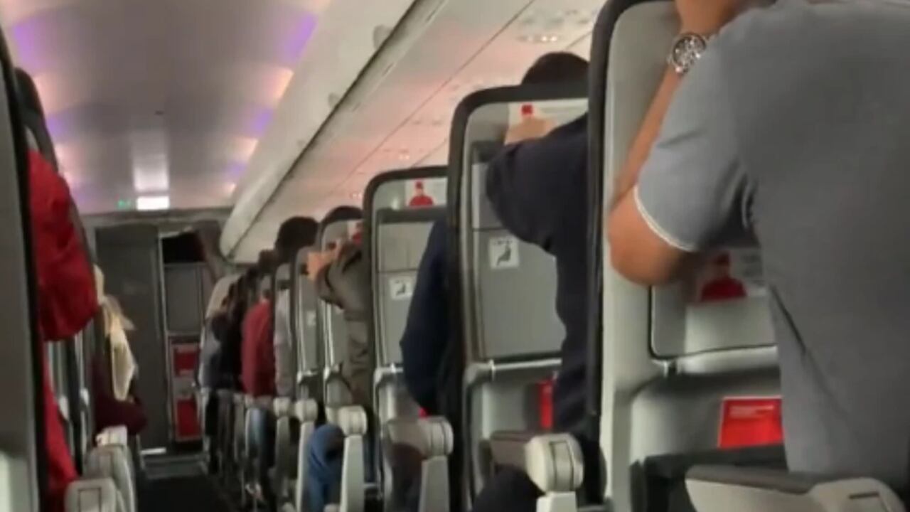 En un video se puede ver a los pasajeros cumpliendo con los procedimientos previstos para estos casos de acuerdo a los protocolos solicitados por la tripulación.