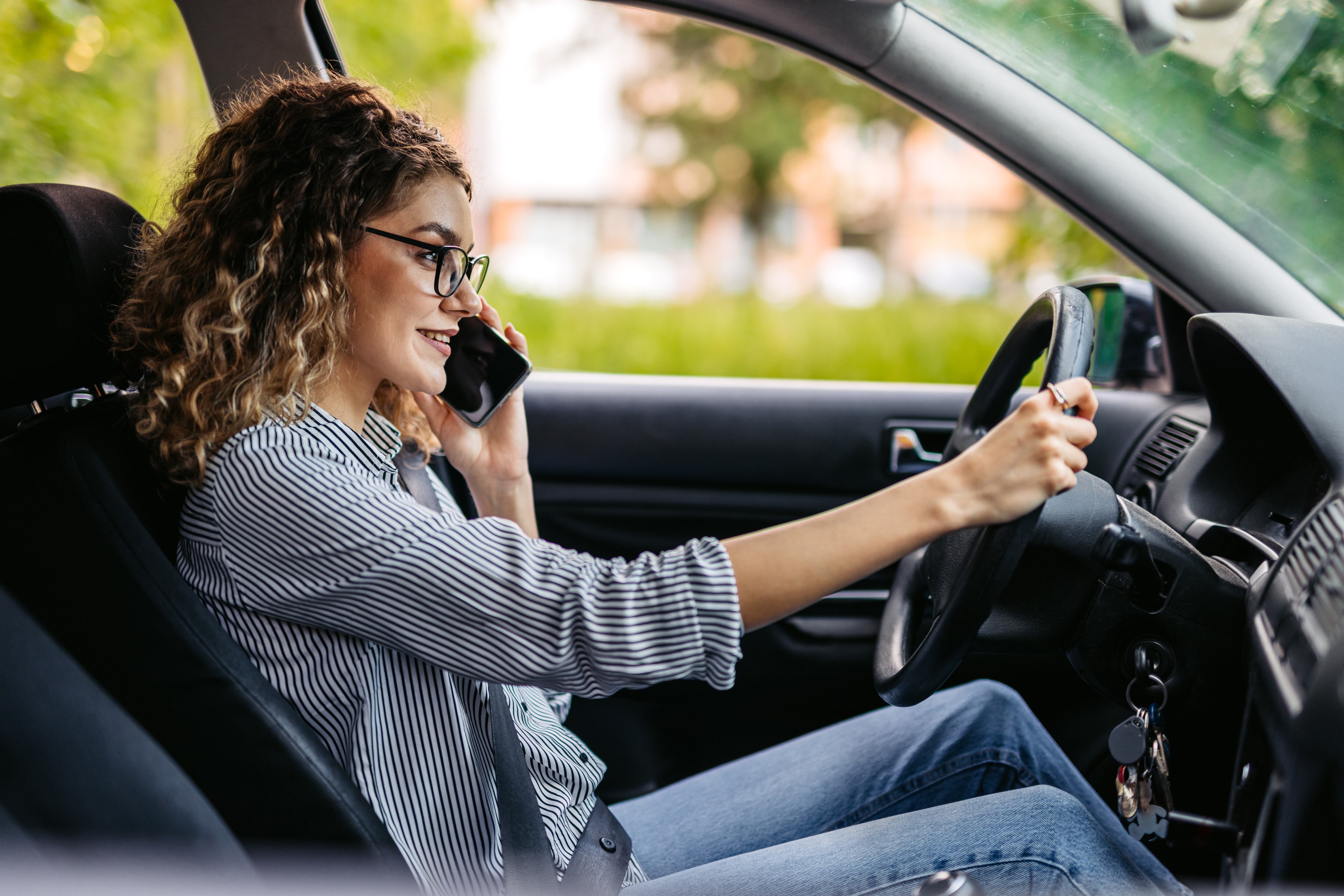 Será ilegal sostener manualmente el celular mientras se conduce en todo el estado.