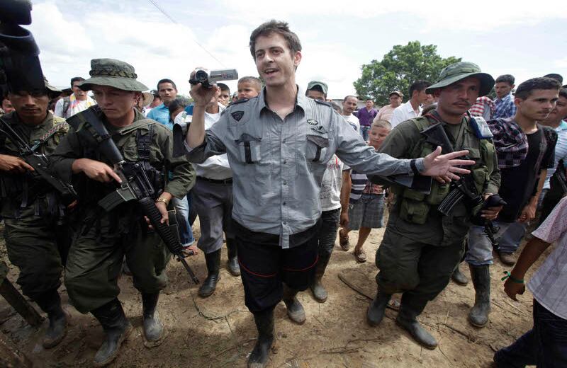El periodista francés Roméo Langlois fue entregado a la misión conformada por el delegado del Comité Internacional de la Cruz Roja en Colombia, Jordi Raich; la exsenadora Piedad Córdoba; y el emisario del Gobierno francés, Jean-Baptiste Chauvin, entre otros, a quienes las FARC reclamaron para hacer la entrega.