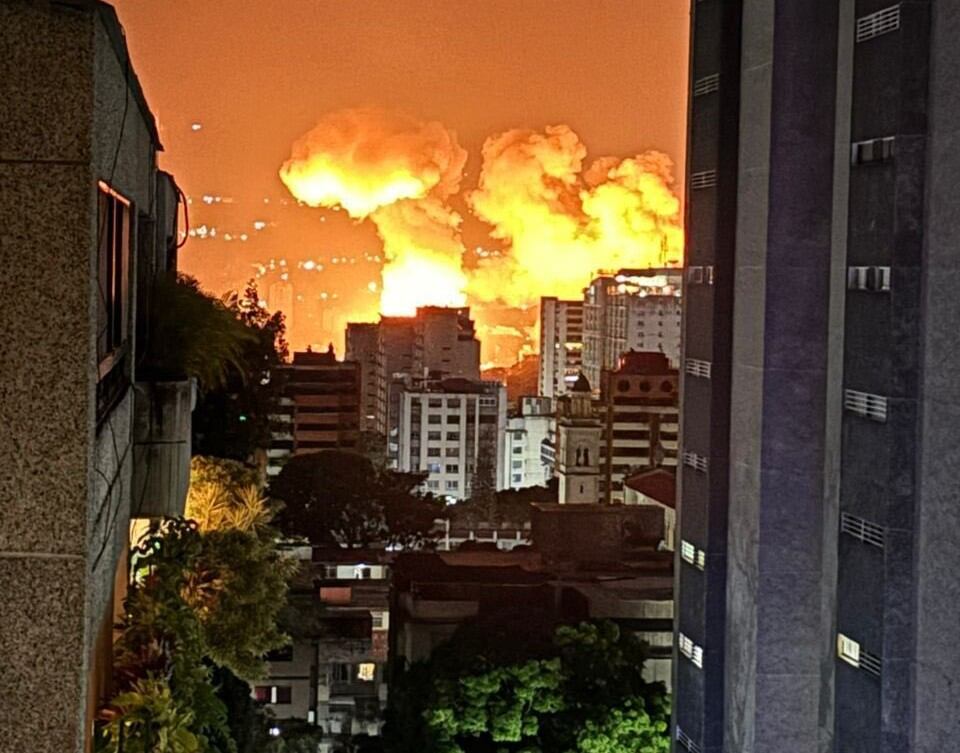 Habitantes de Caracas reportan explosiones desde tempranas horas de la madrugada de este 3 de enero de 2026. Los ataques se presentarían en otras ciudades de Venezuela