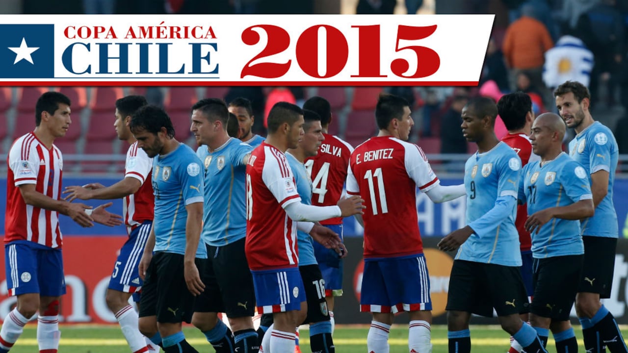 Los uruguayos y los paraguayos se saludan al final del partido que igualaron en Viña del Mar.