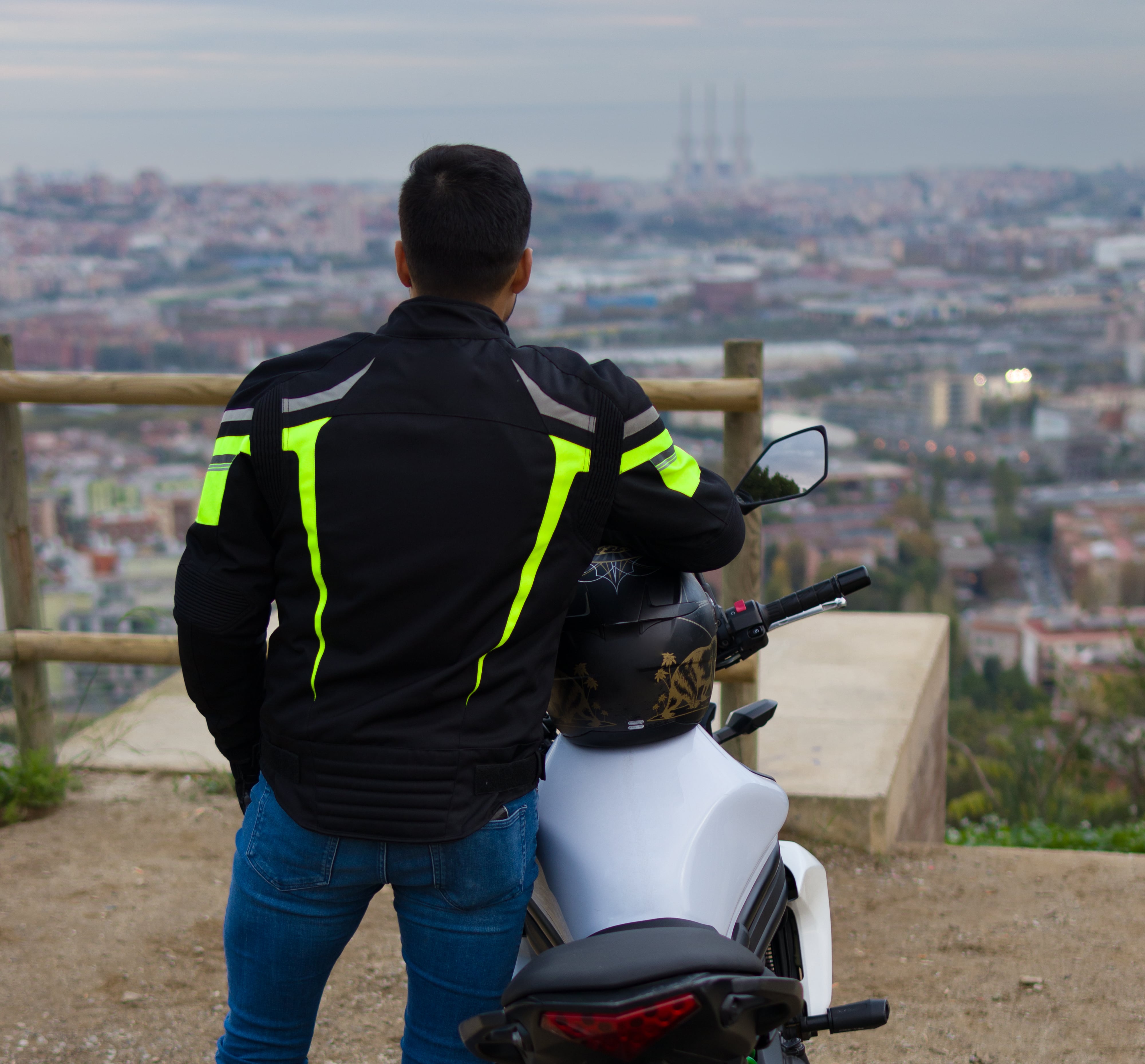 El Código Nacional de Tránsito contempla una multa para quienes conduzcan motocicleta sin observar las normas establecidas.